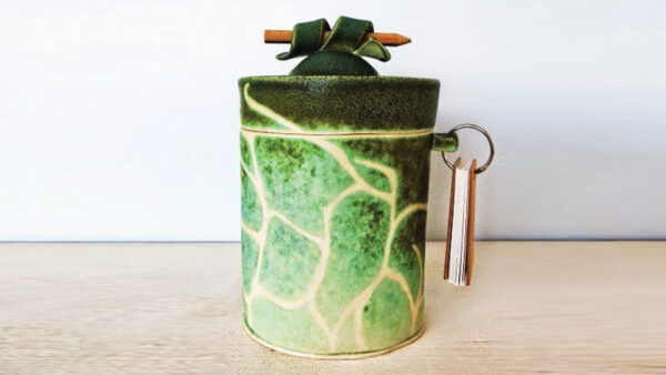 Tarro de cerámica con tapa, decorado y texturizado  de color verde