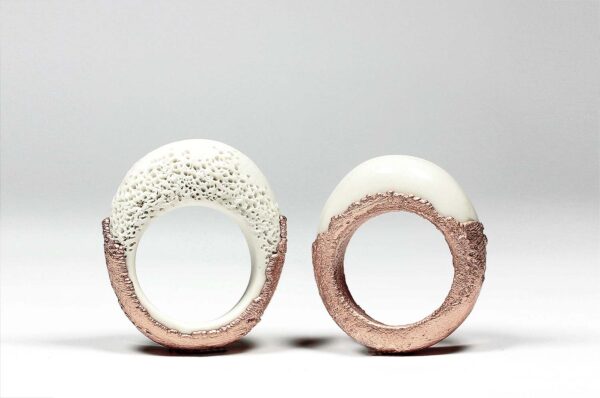 Dos anillos electroformados de porcelana y cobre