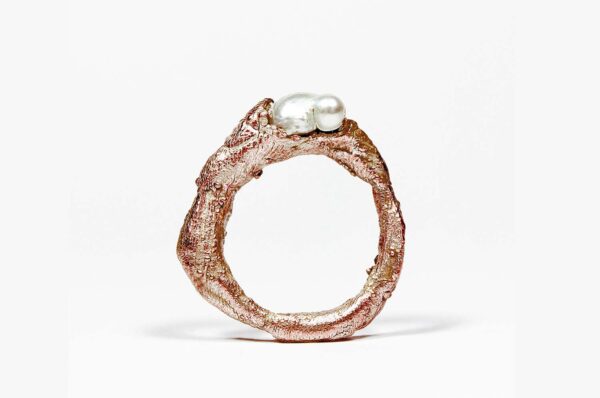 anillo minimalista de forma irregular