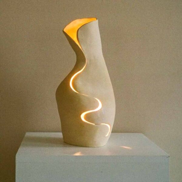 Lámpara para habitación de mesa con diseño escultórico único y luz ambiental