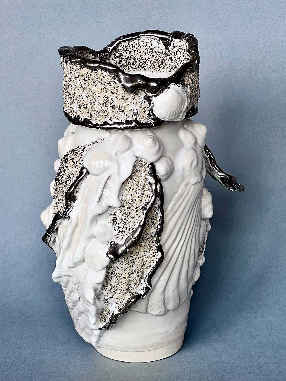 Jarrón para decorar pasillos adornado con lustre de platino y oro blanco
