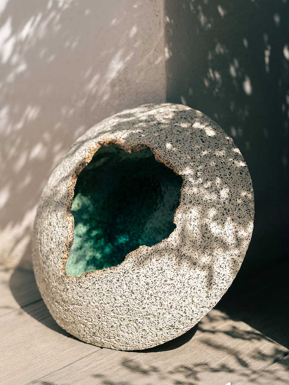 Jarrón inspirado en la naturaleza, con un exterior rugoso tipo piedra sin esmaltar y de interior azul