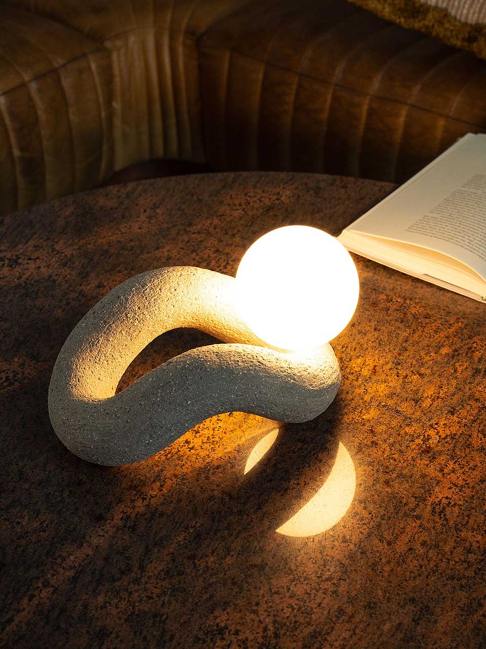 Lámpara de mesa escultórica sobre una mesa