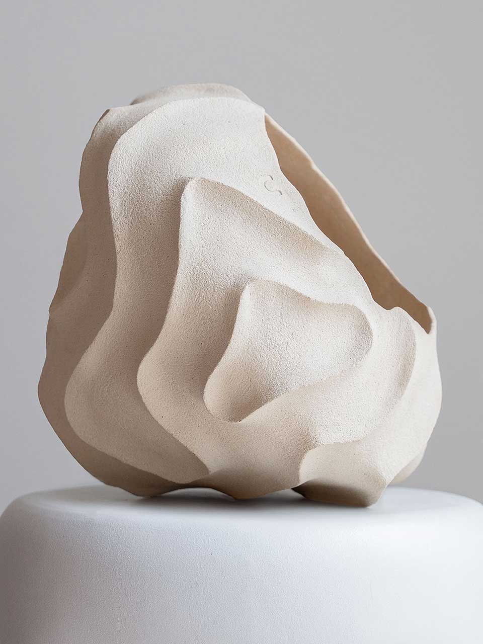 Jarrón escultural minimalista de cerámica hecho a mano