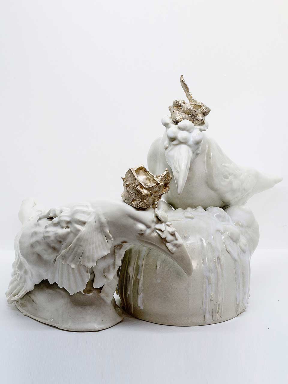 Escultura de cuervos blancos coronados, con detalles en plata y porcelana