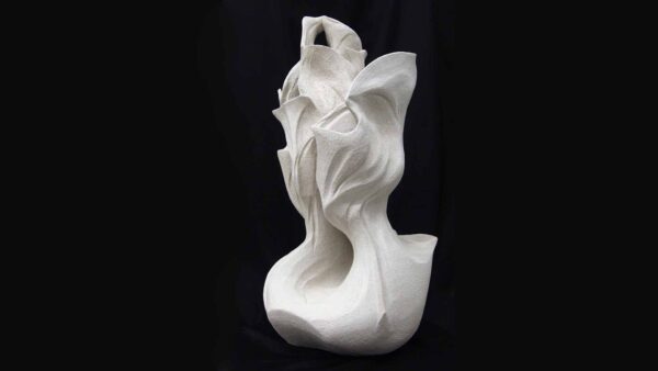 Escultura de cerámica gres blanca abstracta con textura sobre fondo negro