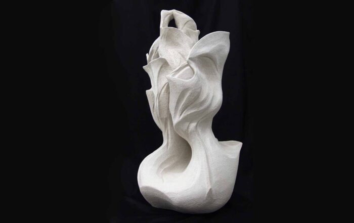 Escultura de cerámica gres blanca abstracta con textura sobre fondo negro