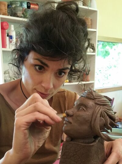 artista ceramista C.A. Traen trabajando en una escultura